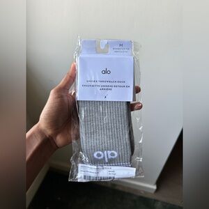 Alo Unisex Throwback Crew Socks, Athletic Heather Grey/White, Size M